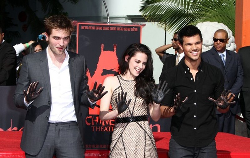 Foto | Actorii din "Twilight" şi-au lăsat amprentele în cimentul de la Hollywood