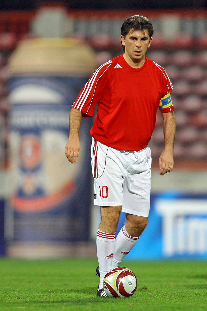 Meciul de fotbal "Old Boys" dintre Dinamo Bucuresti si Universitatea Craiova, disputat in Bucuresti, miercuri, 10 noiembrie 2010. In imagine, Ionut Lupescu
