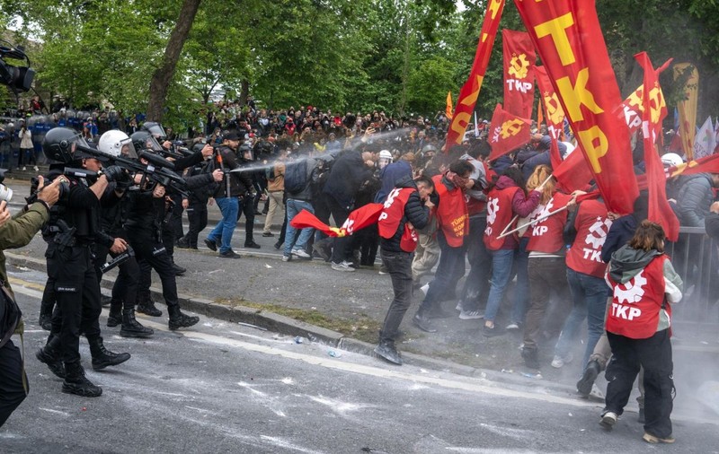 Istanbulul este în stare de asediu. Zeci de manifestanți, reținuți în timpul protestului anual de 1 Mai. Au fost mobilizați 42.000 de polițiști
