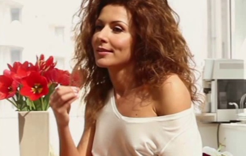 Cât de bine arată Carmen Brumă fără sutien! "Nimic nu înlocuieşte sentimentul pe care îl ai atunci când eşti mulţumită de felul în care arăţi" | VIDEO