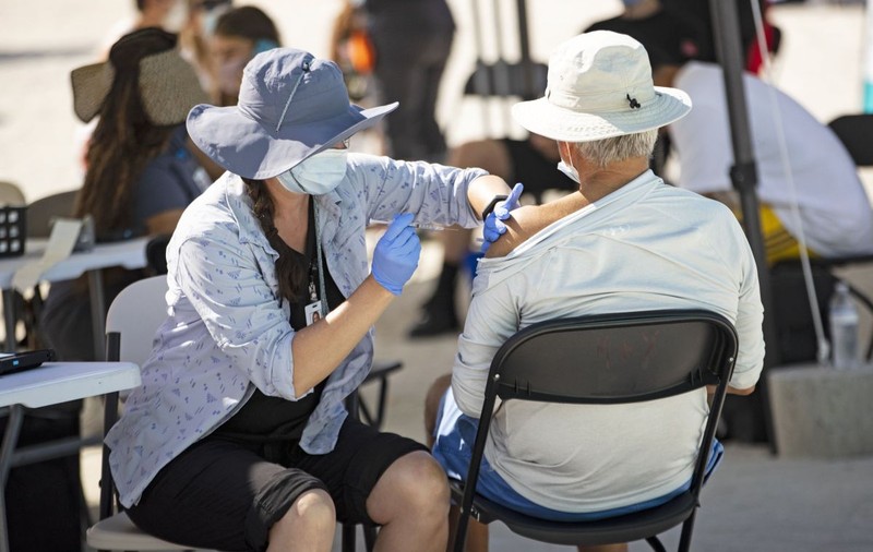 SUA ar putea recomanda a treia doză de vaccin anti-COVID la opt luni după a doua