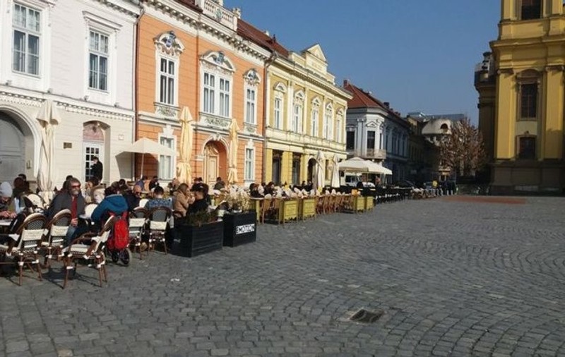 Terasele din Timișoara au fost pline, pe 15 februarie. Soarele a scos oamenii din case | FOTO