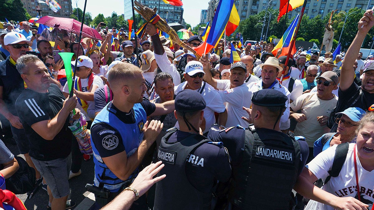 Altercatii petrecute intre protestatarii care participa la evenimentul "PROTESTUL NAȚIONAL IEȘIȚI DIN CASĂ DACĂ VĂ PASĂ DE ROMÂNIA" si reprezentanți ai Jandarmeriei Romane