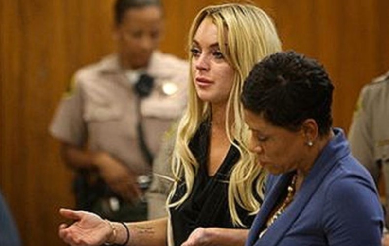 Lindsay Lohan, lăsată baltă de avocată