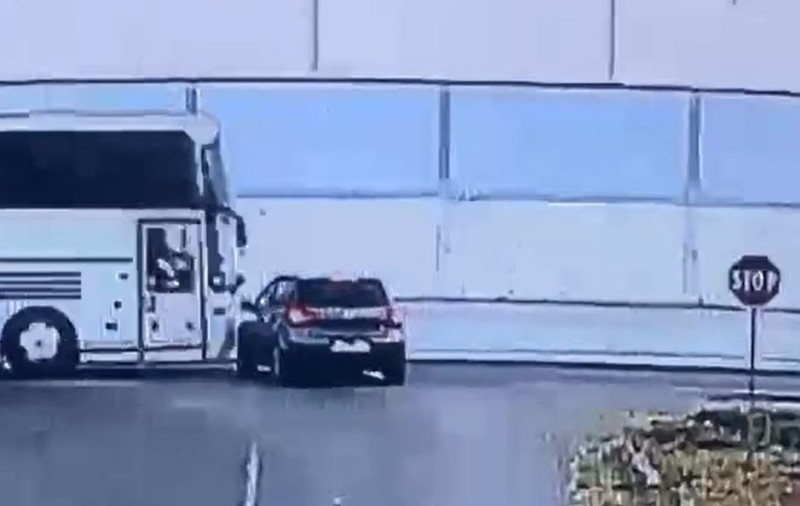 Tânără în stare critică după un accident inexplicabil, filmat de o cameră de supraveghere, în Lumina