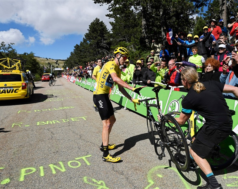 Turul Franței. De Gendt a câștigat la Mont Ventoux. Incident halucinant: Froome a căzut, blocat de fani și de motocicleta organizatorilor, a pierdut și a recuperat tricoul galben! VIDEO