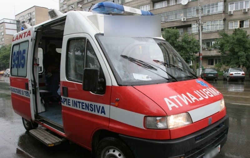 S-a urcat beat la volan şi a lovit doi copii