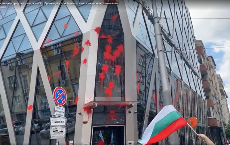Birourile UE din Sofia, vandalizate de protestatarii proruși. Demonstranții au stropit clădirea cu vopsea roșie