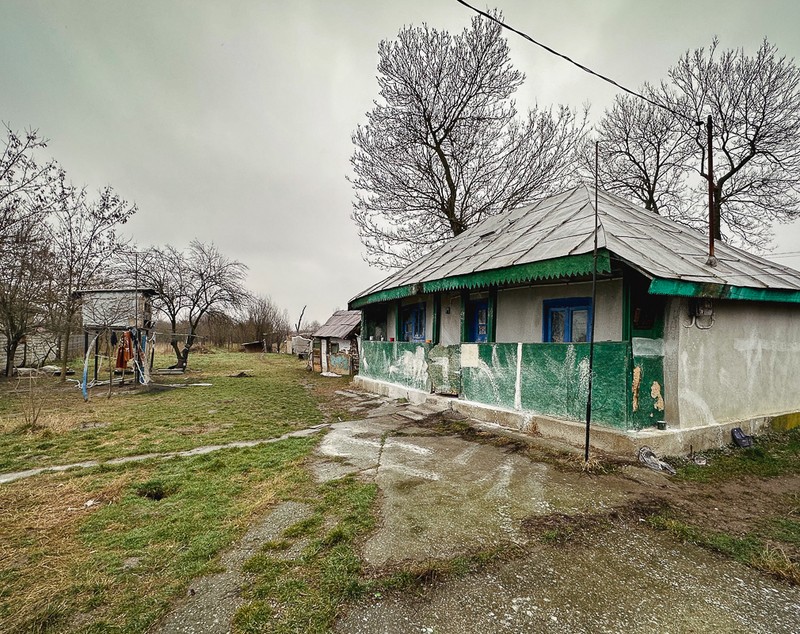 REPORTAJ. Într-un sat la 80 km de București, un tânăr cu o boală psihică, înstrăinat de părinți și de societate, se zbate să supraviețuiască: „Ieri am mâncat un ou”