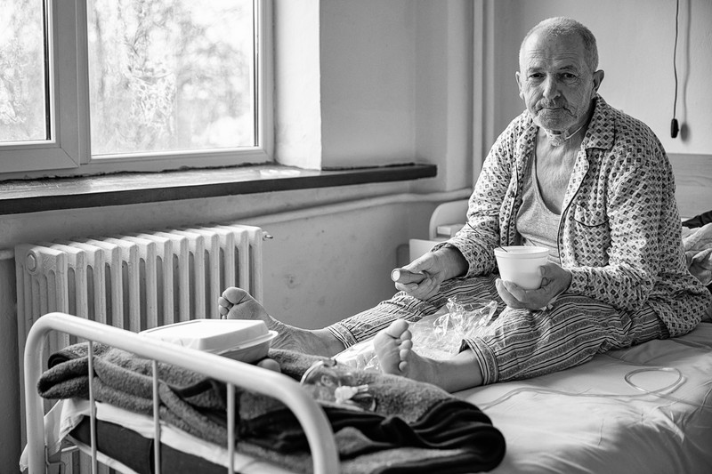 Un pacient cu o formă medie de COVID mănâncă ciorba de la prânz