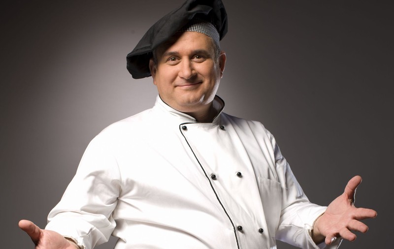 Rețete de Revelion de la Horia Vîrlan: salată de boeuf, mere în aluat și prăjitură cu miere și nuci