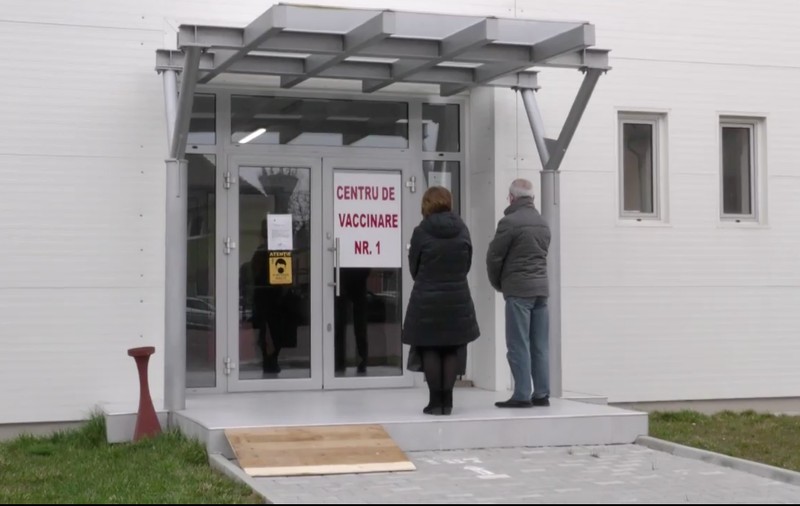 Cum au dat vina autoritățile unele pe altele pentru întârzierea salariilor la două centre de vaccinare