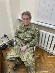 Medvedciuk, aşezat pe un scaun, cu cătuşe la mâini și îmbrăcat în haine militare ucrainene după ce a fost capturat de forțele ucrainene. Foto: Epa
