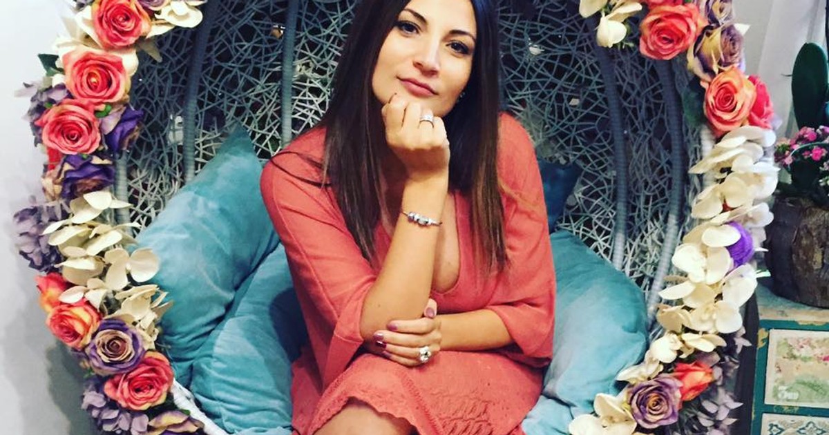 Ioana Ginghină stă într-un șezlong