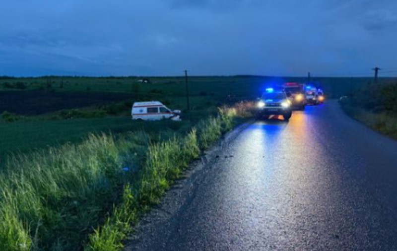 O ambulanță a fost implicată într-un accident în zona Pădureni, Cluj. Patru oameni au fost răniți