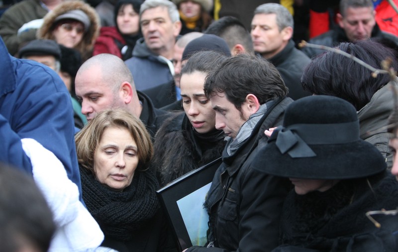 SLĂBITĂ şi ÎNLĂCRIMATĂ, fiica lui Adrian Iovan ÎŞI PLÂNGE tatăl. CEA MAI EMOŢIONANTĂ IMAGINE