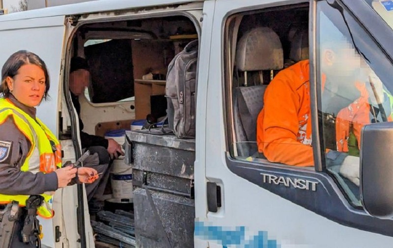 Duba în care patru muncitori români transportau, printre scule, un butoi cu varză murată a fost scoasă din circulație de polițiștii germani