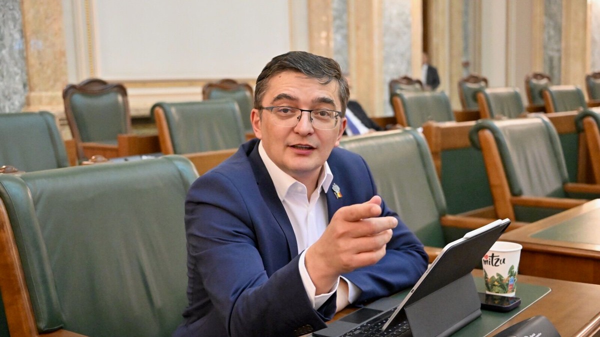 Senatorul și sociologul Adrian Hatos portret