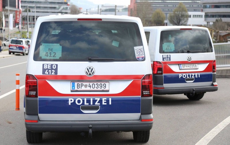 Polițist din Arad, cu 15 ani de experiență, prins în Austria după ce a furat pantofi de firmă din 20 de magazine. A acționat împreună cu soția sa