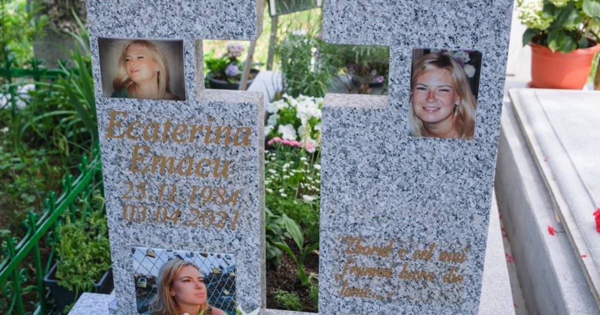 Piatra funerara a tinerei stewardese Ecaterina Emacu, gri cu scris auriu, cu patru fotografii ale fetei, inconjutara de iarba verde
