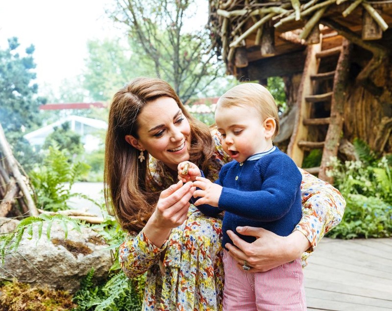 Kate Middleton, fotografii adorabile de familie în grădina pe care a decorat-o. Cum s-a distrat în natură Ducesa de Cambridge, alături de Prințul William și de cei trei copii / FOTO&VIDEO