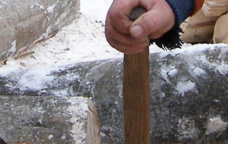 Un bărbat şi-a omorât concubina şi pe amantul ei cu toporul