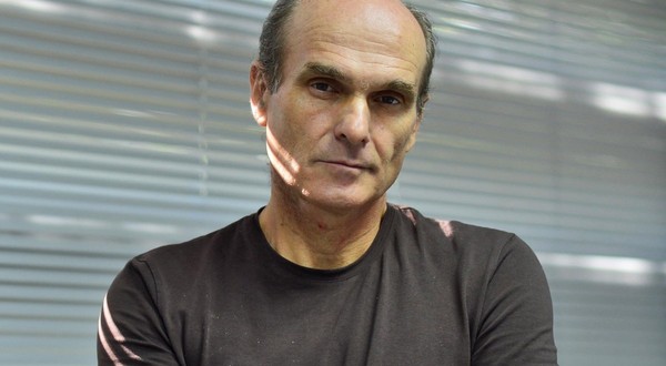 Protestatarii au aprins lumânări cu inițialele jurnalistului Cristian Tudor Popescu (CTP) și i-au cântat „Veșnica pomenire”, un gest care a stârnit un val de critici vehemente în spațiul public.