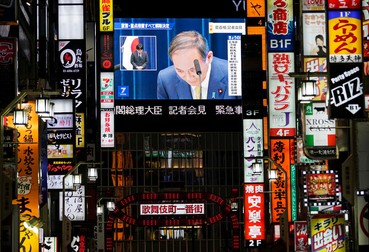 Pe 28 septembrie, premierul a anunțat sfârșitul stării de urgență, un discurs care a fost transmis pe ecranele uriașe din Tokyo | Foto: EPA