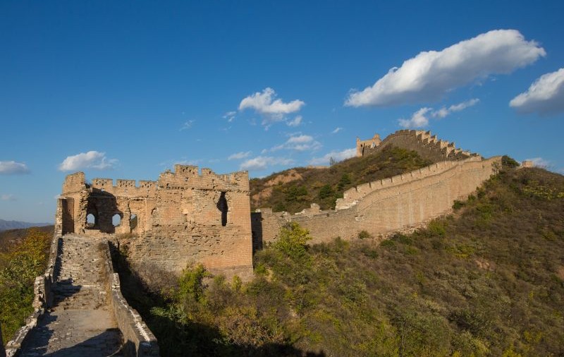 Porțiune din Marele Zid Chinezesc, distrusă de doi muncitori care au vrut să facă o „scurtătură” cu excavatorul