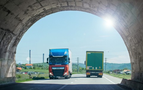 Două camioane pe o strada