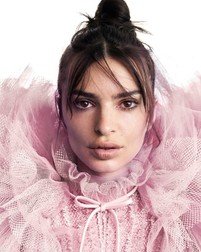 Emily Ratajkowski pose pour la campagne du parfum FLOWERBOMB de Viktor &amp; Rolf. Paris. Le 25 janvier 2023. Emily Ratajkowski poses for the Viktor &amp; Rolf FLOWERBOMB Perfume Campaign. Paris. January 25th, 2023.