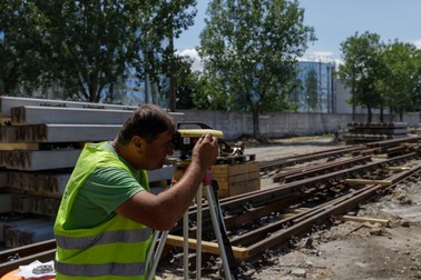 Marian lucrează la compania care reface liniile de cale ferată din port