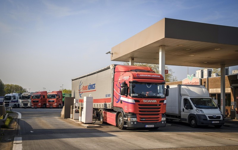 Un șofer român de TIR a făcut plinul de 262 de ori și n-a plătit niciodată, în benzinăriile din Belgia
