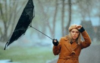 Femeie cu o umbrelă întoarsă de vânt. Persoană nefericită care suferă din cauza vremii furtunoase