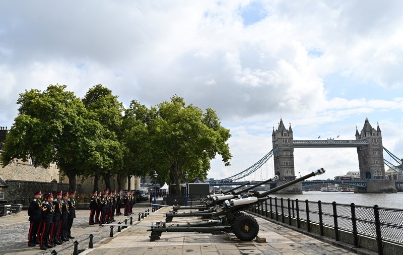 96 de salve de tun în memoria reginei. Imagini de la Londra