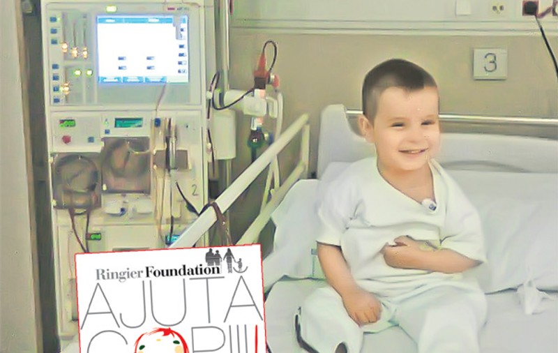 Eduard mai are nevoie de ajutor! Băieţelul cu insuficienţă renală trebuie să reziste în Madrid până la transplant