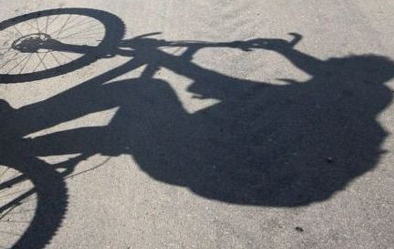 Un biciclist a scăpat cu viaţă după ce a fost lovit de un TIR