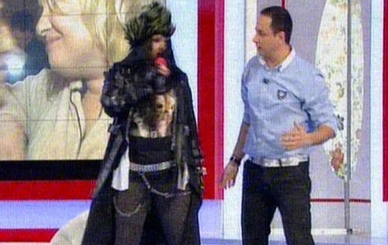 Cântărerață de muzică de petrecere, transformată în rockeriță. Cine crezi că este?