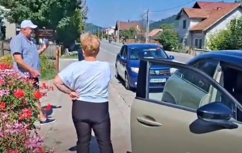 Au plecat la munte cu mașina Primăriei, dar au rămas pe jos și cu bagajele în stradă I VIDEO