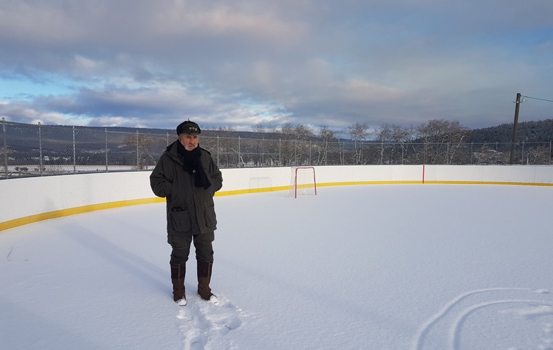 Ion Țiriac fură meserie de la canadieni. A mers într-o comunitate de 400 de suflete, ca să vadă cum se face un patinoar