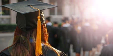 În anul 2025, doar 21% dintre bărbați și 25% dintre femeile - și unii și alții  cu vârste între 25 și 34 de ani, aveau studii superioare. Foto: Shutterstock