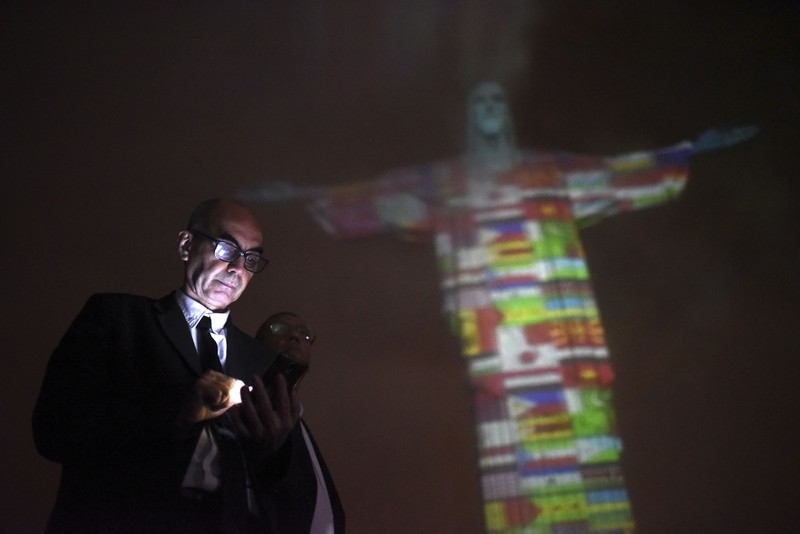Monumentul Cristo Redentor din Rio de Janeiro este ”învelit” în steagurile țările afectate de pandemia de coronavirus FOTO: © Fabio Teixeira/ZUMA Wire)