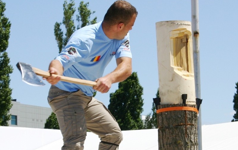 Tăietorii de lemne îşi ascut topoarele pentru Campionatul Naţional 