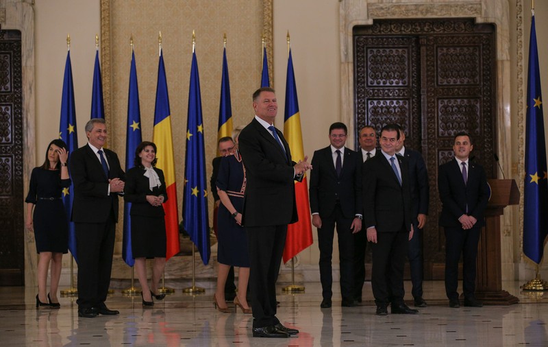 Guvernul Orban a depus jurământul și a plecat spre Palatul Victoria, pentru o ședință informală alături de președinte. Iohannis: „Mult succes, chiar dacă mandatul este previzibil unul scurt”