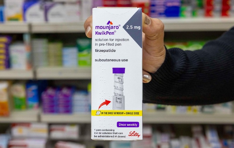 După un an de injecții pentru slăbit, o mamă supraponderală a ajuns pe masa de operație