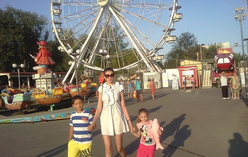 Foto & Video | Irinuca, prima iubire! Fetița Monicăi și a lui Irinel e nedespărțită de delfinul roz din pluș pe care i l-a cumpărat mama ei
