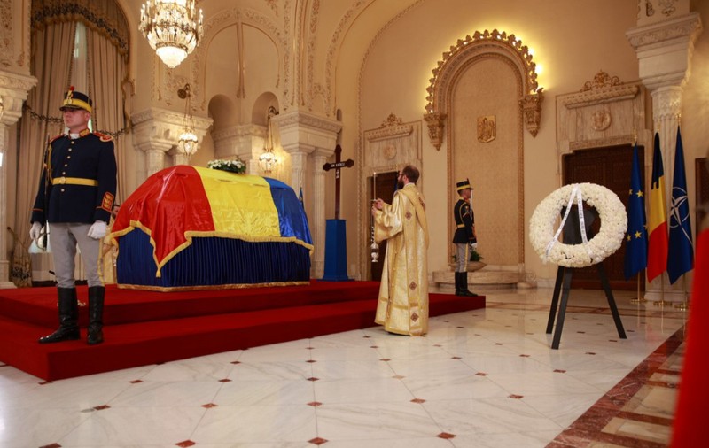 Gafă monumentală la Euronews România, care a greșit președintele aflat în sicriul depus la Palatul Cotroceni