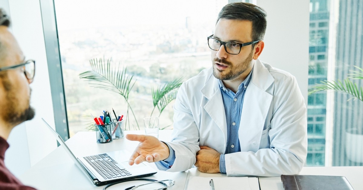 Care este diferența dintre consult și control medical - Imagine cu un medic care discută cu pacientul lui