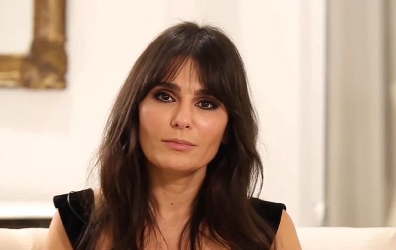 Dana Budeanu, cu lacrimi în ochi la înmormântarea Deliei Budeanu, fosta ei soacră. Cum s-a îmbrăcat vedeta și ce flori i-a adus regretatei prezentatoare TV