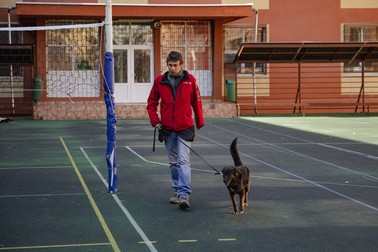 Vlad Popescu și Challapa, la un curs de pregătire în caz de cutremur la Liceul „Miguel de Cervantes”, în luna martie. Le-a vorbit copiilor despre importanța câinilor salvatori